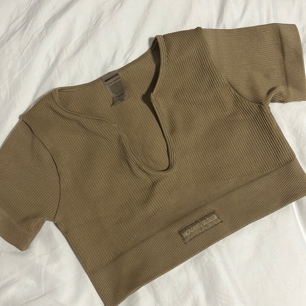 Fighter Ribbed Active Crop Top In Infinity Seamless - Mocha